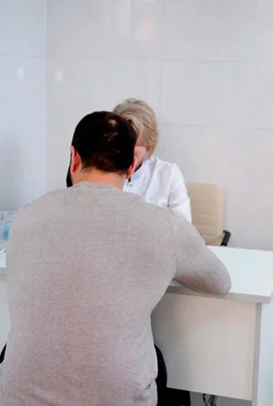 Мужчина на приеме у психолога